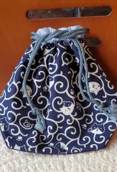 猫柄のネイビー巾着袋 弁当袋 三角まちがかわいい。猫好きの方に。