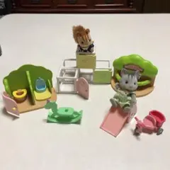 シルバニアファミリー、グレイッシュネコとくるみりすの公園遊び遊具セット