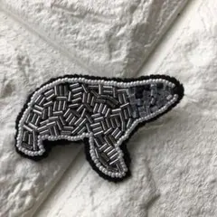 ハンドメイ　刺繍　ビーズ刺繍　ブローチ　ヘビーでメタリックな熊