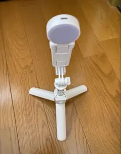 ホワイト折りたたみ三脚