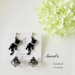 ▪ブラックぶら下がり猫チャーム×ダイヤビーズピアス／イヤリング