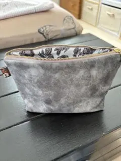 グレーの花柄ポーチ ゴールドファスナー