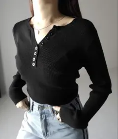 me+em select キーネックボタンデザインクロップドリブニット