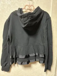 黒フリル付きジッパーパーカー