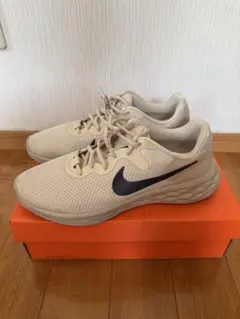 Nike ベージュ ランニングシューズ