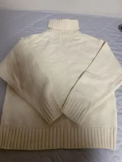 アイボリー タートルネックニット