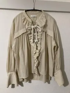 PUBLIC TOKYO フリル付きブラウス ベージュのサムネイル