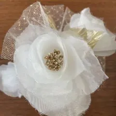 ホワイト×ゴールド　フラワーモチーフ　コサージュ