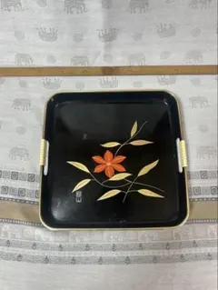 花模様の黒い漆器盆　鉄仙