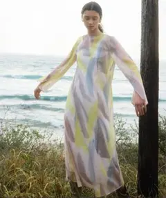 【emmi atelier】シースルーオリジナルプリント柄ワンピース