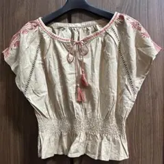 【美品】エスニック刺繍 シャーリングブラウス F ベージュ　半袖　おしゃれ