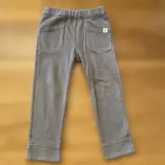 BeBe グレーのポケット付きカジュアルパンツ