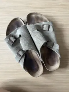 グレー スエード フラットサンダル 2本ベルト