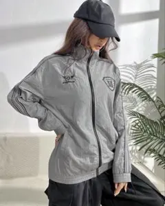 ナイロンジャケット グレー　シャカシャカ