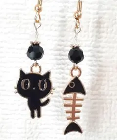 腹ぺこ猫ちゃんのアシンメトリーピアス　黒猫さん