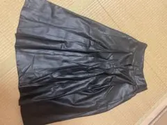 黒いプリーツひざ丈スカート
