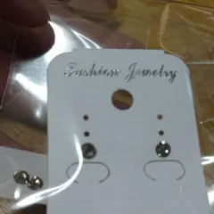 スワロフスキーピアス☆ハンドメイドピアス☆チタン製☆グレージュ