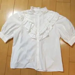 INGNIフリル付きホワイト半袖ブラウス