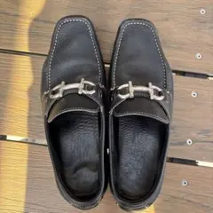 ブラックレザー ローファー メタルバックル付き