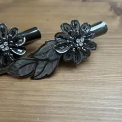 黒い花と葉のヘアクリップ