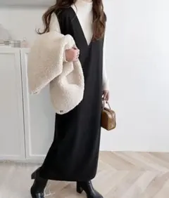 1枚でサマになる主役級。Vネックロングジャンパースカート