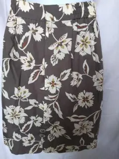 「新品」花柄タイトスカート グレー系 後ろのボタンが可愛い！
