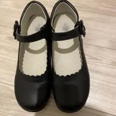 黒いストラップ付きフォーマルシューズ