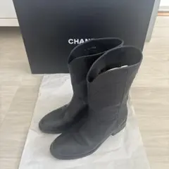 シャネルのアイコンが詰まった極上のショートブーツ】レザーにラメ入り 