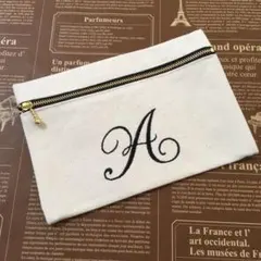 ハンドメイド　ぺたんこポーチ　通帳入れに　帆布生地　イニシャル刺繍入り『Ａ』