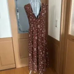 ルシュルブルー レンガ色お花の可愛いサロペットワンピースのサムネイル