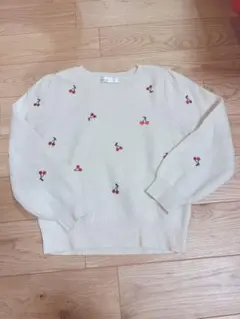 16日まで価格130アイボリー　さくらんぼ　刺繍　ニット　セーター　ホワイト