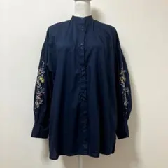 グラニフ　刺繍　ネイビー　シャツ　ブラウス　綿100% 木の実　模様　可愛いのサムネイル