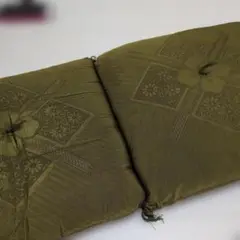 オリーブグリーン 花柄刺繍 座布団 2つセット
