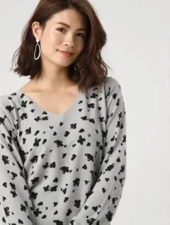 アズール【M】ハートレオパード柄Vネック長袖ニット 薄手 重ね着 グレー 伸縮性