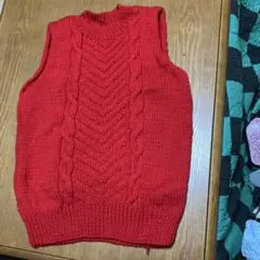 赤いケーブル編みノースリーブベスト