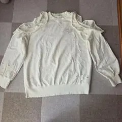 オフショルダー フリル トレーナー クリーム色