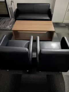 黒のソファ・アームチェア・テーブルセット