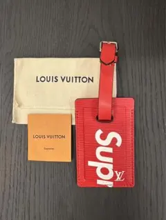 美品⭐︎ SUPREMEとLOUIS VUITTON レザー　ネームタグ　赤 美品⭐︎ SUPREMEとLOUIS VUITTON レザー ネームタグ 赤 2025年