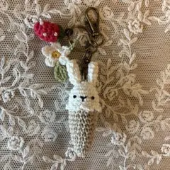ハンドメイド　うさぎのコーンアイス型チャーム ホワイト＆ベージュ