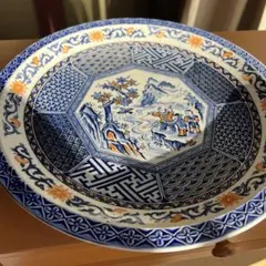 青白い八角形の陶器皿