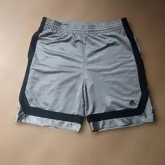 adidas グレー ブラック ショートパンツのサムネイル
