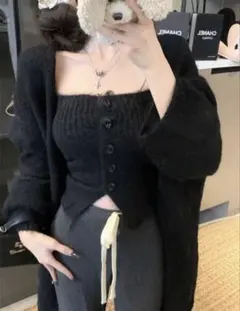 ブラック ボタン付きニットトップスとカーディガン