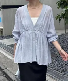 【新品未使用】ギャザー切替シアーシャツカーディガン　ブルーのサムネイル