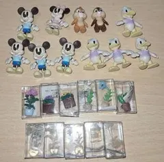 ミニサイズ　ミッキー フィギュアセット 11体とお花のフィギュア11個