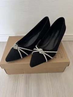 ビジュー付きブラックスエードパンプス
