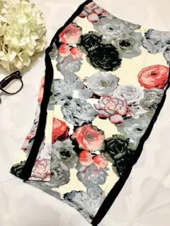 【美品!!】花柄 スカート タイトスカート 伸縮性あり サイド黒ライン