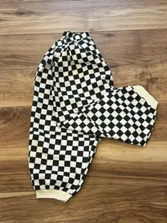 黒と白のチェック柄カーゴパンツ