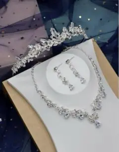 【美品】ティアラ　ピアス　ネックレス　ベルト　セット