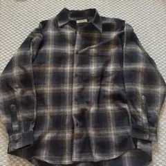 チェック柄長袖シャツ 黒とベージュ