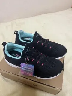 SKECHERS レディース　スニーカー新品23.5㎝　サイズよりかなり小さめ